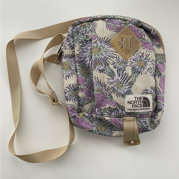 The North Face Berkeley Field Crossybody Bag Purse Purple Floral Print - Picture 7 of 9